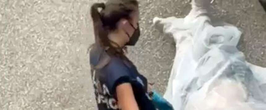 Il nuovo video con la chiazza di sangue. Il legale di Fakir: lo hanno picchiato. La difesa degli agenti: si è procurato due tagli strisciando a terra