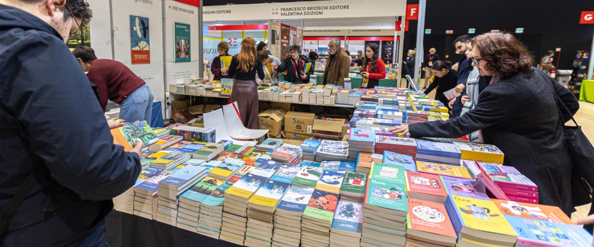 Niente passaporto politico alla Fiera del libro: il patentino è stato stracciato. FdI: vittoria del buonsenso