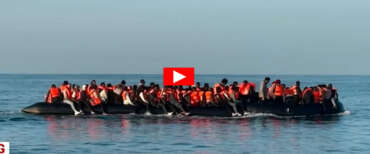 Scafisti senza scrupoli: gommone record, lungo quanto un autobus, sbarca 165 migranti in Gran Bretagna (video)