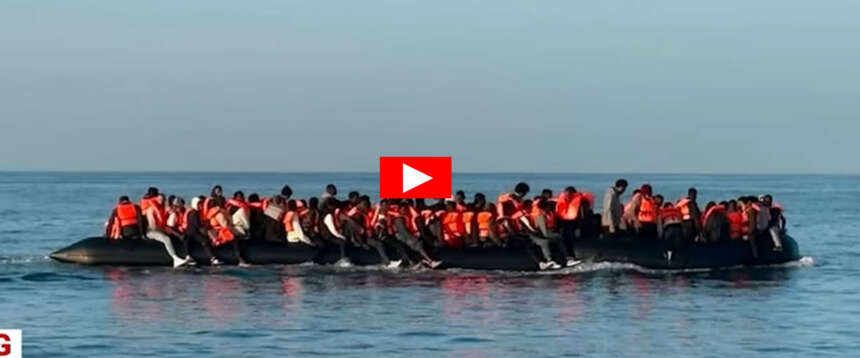 Scafisti senza scrupoli: gommone record, lungo quanto un autobus, sbarca 165 migranti in Gran Bretagna (video)
