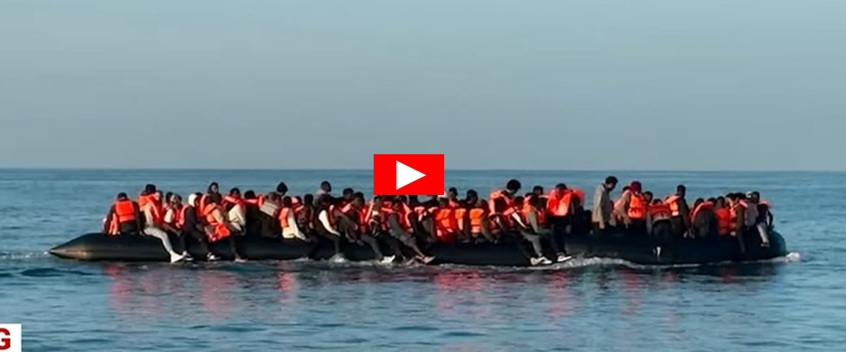 scafisti senza scrupoli gommone record lungo quanto un autobus sbarca 165 migranti in gran bretagna video da Secoloditalia.it scafisti senza scrupoli gommone record lungo quanto un autobus sbarca 165 migranti in gran bretagna video