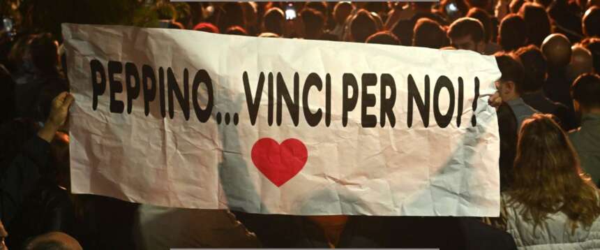 Sostenitori di Conte a un comizio di qualche anno fa a Napoli