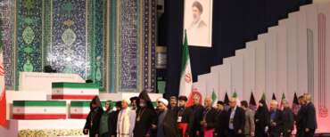 Iran, funerali di massa per Khamenei. La salma dell’ayatollah esposta nella Grande Moschea: prova di forza del regime