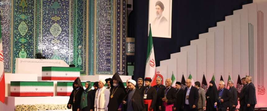 Iran, funerali di massa per Khamenei. La salma dell’ayatollah esposta nella Grande Moschea: prova di forza del regime