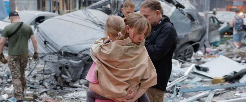 Raid russo su Kiev: almeno 10 morti. E ora Mosca minaccia la Polonia: “Produce droni per l’Ucraina”