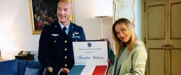 Giorgia Meloni consegna a Luca Parmitano il Tricolore che andrà nello spazio