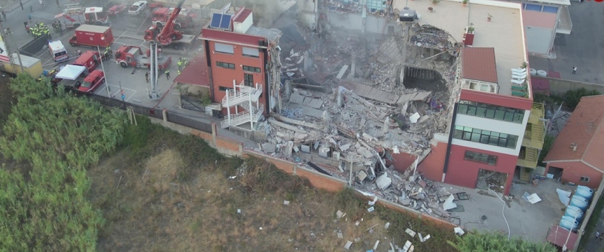 Crollo della palazzina a Messina: trovata una vittima sotto le macerie, si cercano cinque dispersi Crollo della palazzina a Messina: trovata una vittima sotto le macerie, si cercano cinque dispersi