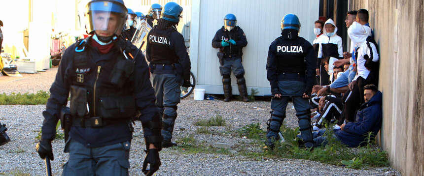 Stretta sui migranti, arriva la norma anti-fuga targata FdI. La sinistra fa ostruzionismo con 500 emendamenti