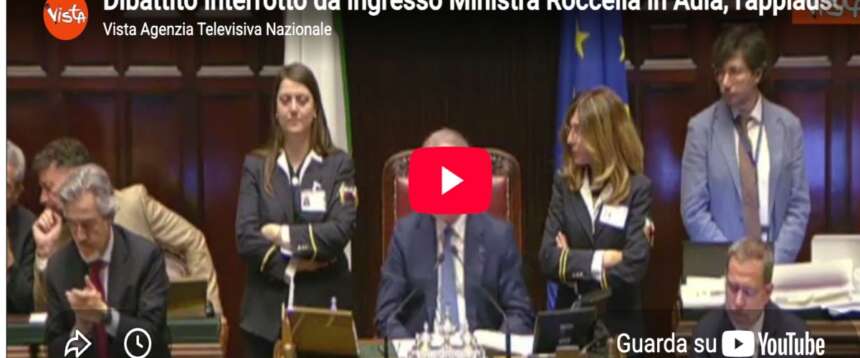 Nella rissa sulle preferenze la ministra Roccella fa il miracolo di unire tutti in un applauso (video)
