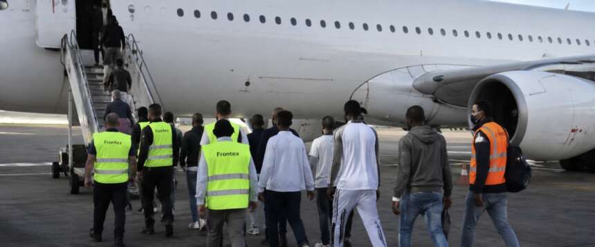 Immigrazione clandestina, espulsi 32 nigeriani con precedenti penali: operazione Frontex, 18 rimpatriati dall’Italia