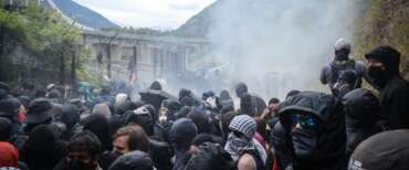 No Tav, il bilancio delle violenze: 124 agenti feriti e 450 manifestanti identificati. Montaruli: “Fermare il Festival dell’Alta Felicità”