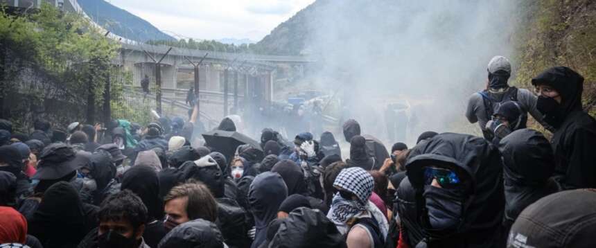 No Tav, il bilancio delle violenze: 124 agenti feriti e 450 manifestanti identificati. Montaruli: “Fermare il Festival dell’Alta Felicità”