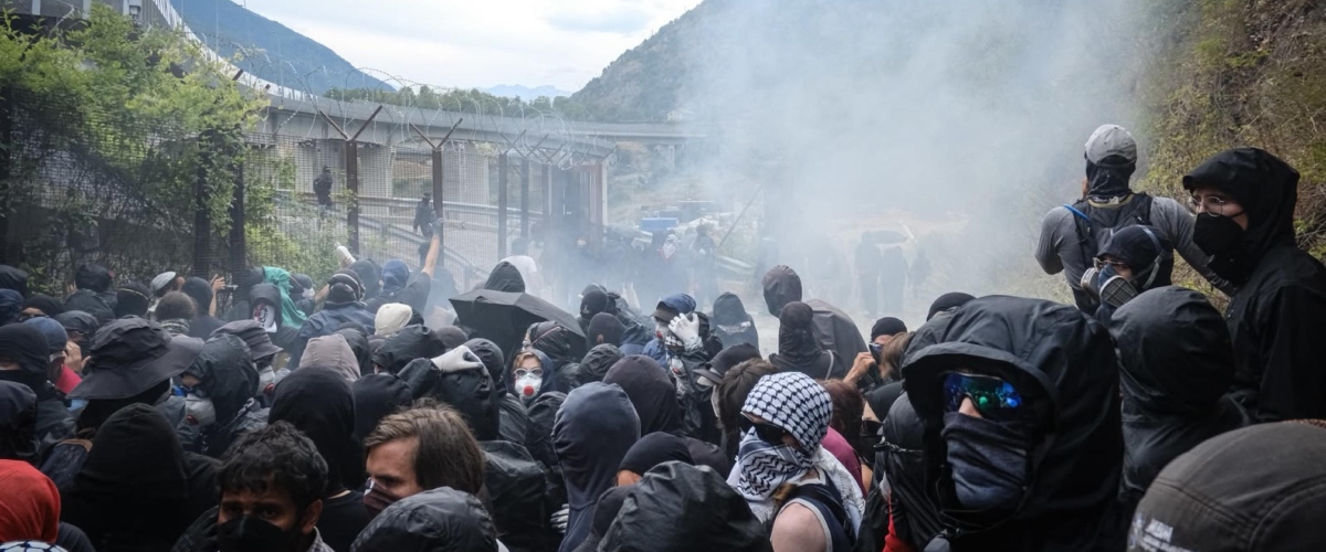No Tav, il bilancio delle violenze: 124 agenti feriti e 450 manifestanti identificati. Montaruli: “Fermare il Festival dell’Alta Felicità”