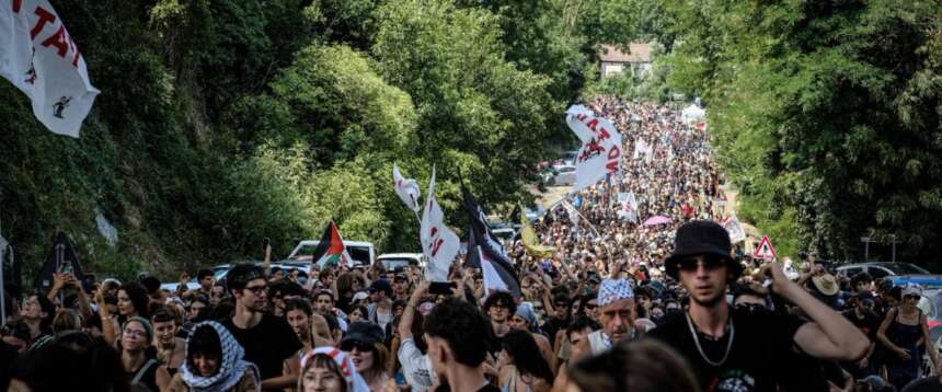 Guerriglia No Tav: feriti oltre 60 poliziotti e 10 finanzieri, incendiati 4 mezzi. Coisp: “Ora pene severe”