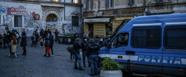 Rissa tra stranieri a Trastevere, pietra sfonda la finestra e sfiora una donna e un bambino. Fermato un polacco