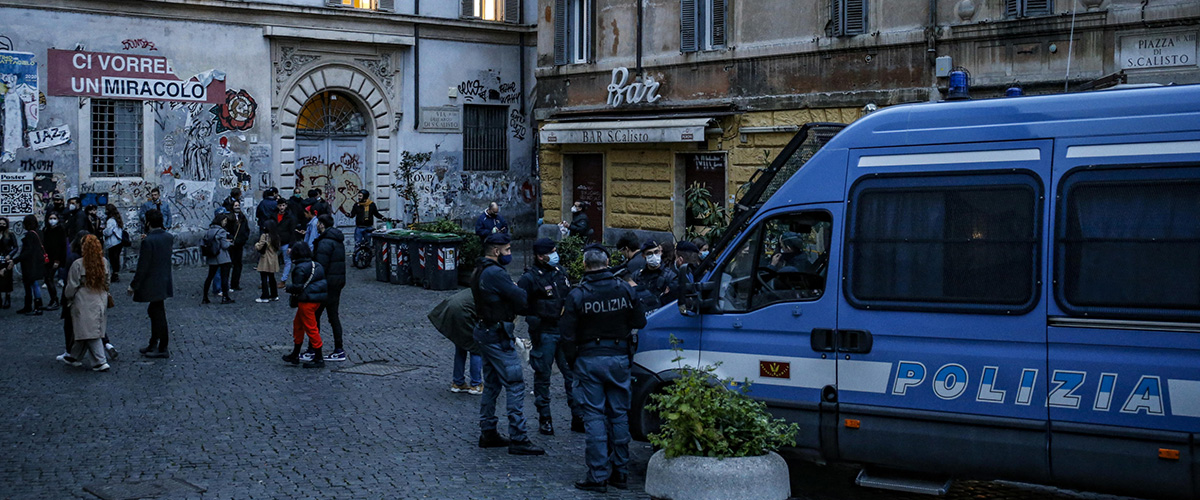 Rissa tra stranieri a Trastevere, pietra sfonda la finestra e sfiora una donna e un bambino. Fermato un polacco