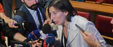Pd nella bufera, il consigliere dem a cena con il camorrista e quella frase “pagherò la mia scommessa”. Ma Schlein fa l’opossum