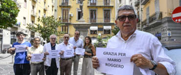 Il sit-in degli  artigiani dello storico  Borgo Orefici di Napoli  per esprimere solidarietà  e chiedere la grazia per  Mario Roggero, l’orafo condannato in via  definitiva dalla Cassazione per aver ucciso due rapinatori. Promotore dell’inziativa Roberto De Laurentiis, presidente del Consorzio  17  luglio 2026 ANSA/ CIRO FUSCO