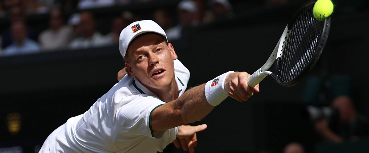 Sinner domina Djokovic, resiste al caldo e vola in finale a Wimbledon. Domenica sfida Zverev