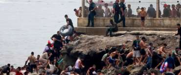 Spagna al collasso, migliaia di migranti entrano dal Marocco in poche ore. Il disastro Sànchez scatena le opposizioni (video)