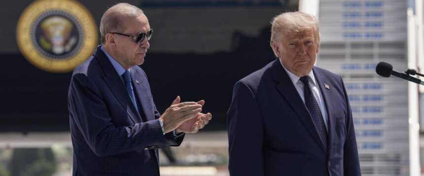 La capriola di Trump ad Ankara: «Meloni mi piace, è una brava persona, ma non c’è stata sull’Iran»