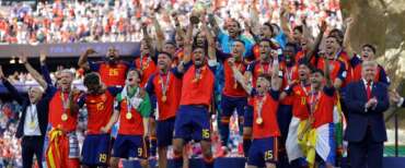 Mondiali 2026, la Spagna è campione. Trump non lascia il palco, Infantino prova ad allontanarlo (video)