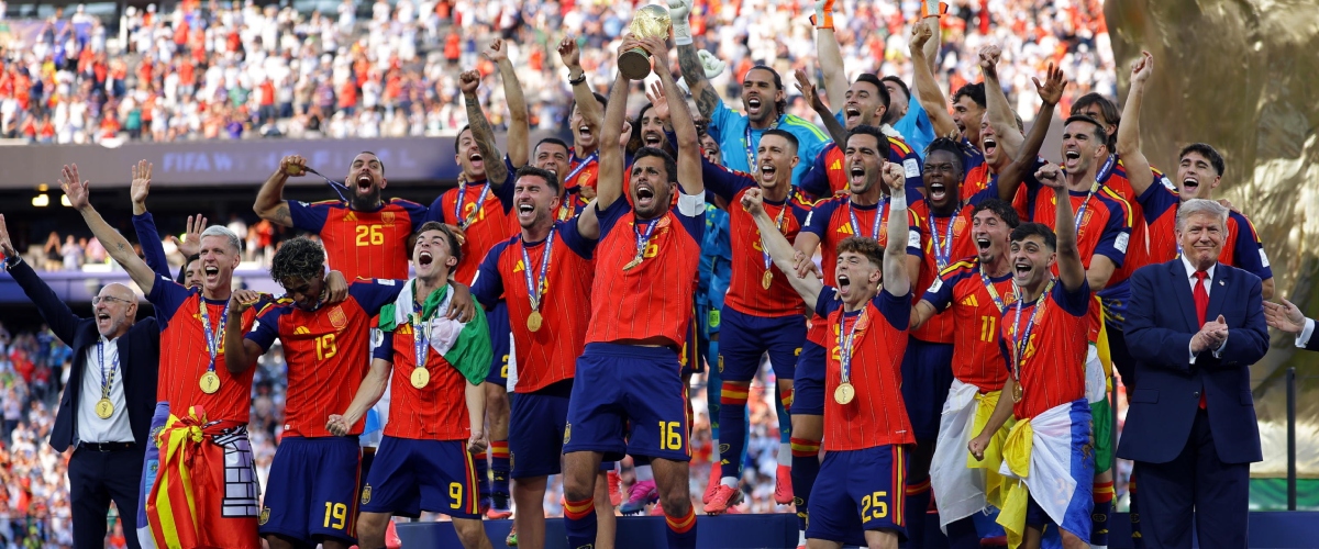 Mondiali 2026, la Spagna è campione. Trump non lascia il palco, Infantino prova ad allontanarlo (video)