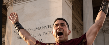 Vannacci, bufera sul video tamarro: vestito da gladiatore ammazza Conte e Schlein nel Colosseo