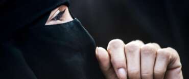 Alle poste col niqab, scoppia il caso a Gallarate e deflagra sui giornali del mainstream