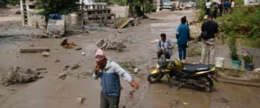 Devastante alluvione tra Nepal e Tibet, almeno otto morti e decine di dispersi: 90 italiani sul posto, la Farnesina si mobilita (video)