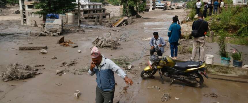 Devastante alluvione tra Nepal e Tibet, almeno otto morti e decine di dispersi: 90 italiani sul posto, la Farnesina si mobilita (video)