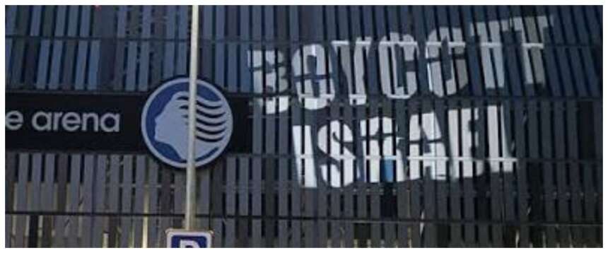 Tensioni prima di Atalanta-Hapoel, la Flotilla spunta pure allo stadio di Bergamo con la scritta: “Boicotta Israele”