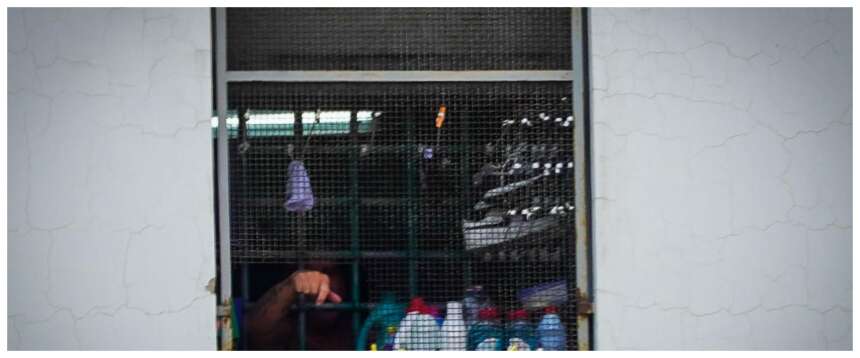 Follia a Siracusa, detenuti extracomunitari devastano il carcere: undici agenti feriti e strutture distrutte