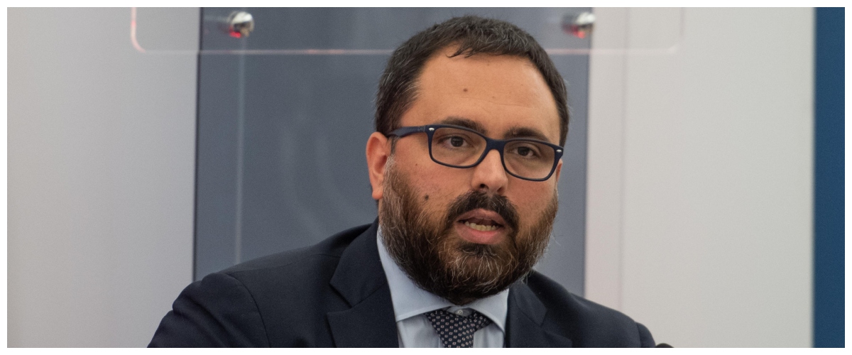 Funzionario Ue accusato dagli Usa di appartenere a un gruppo terroristico. Fidanza: “Bruxelles e Pd chiariscano”