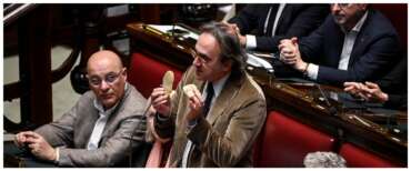 Fa caldo, governo ladro: Bonelli dà la colpa a Meloni anche dell’estate torrida, stavolta gli mancano solo i sassi