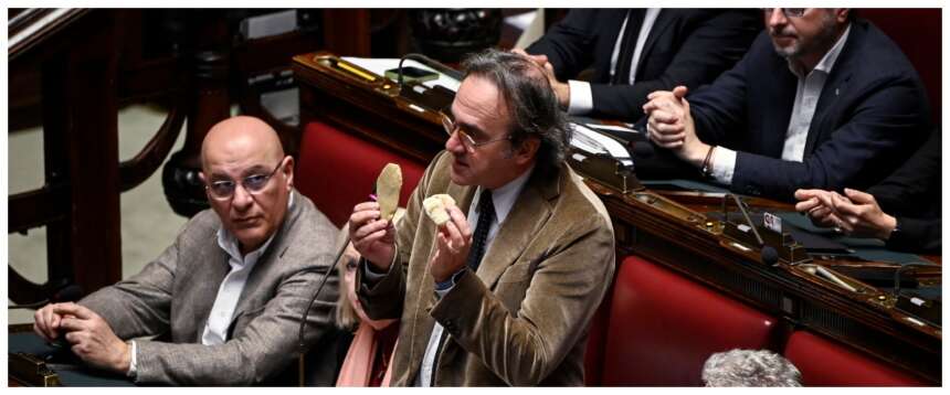 Fa caldo, governo ladro: Bonelli dà la colpa a Meloni anche dell’estate torrida, stavolta gli mancano solo i sassi