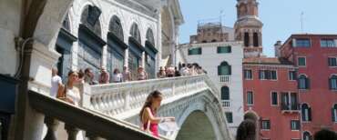 Borseggiatrici fermate prima di entrare in azione sul ponte di Rialto a Venezia