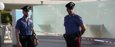 Perde il portafoglio con la pensione e denuncia ai carabinieri: i militari gli fanno la spesa