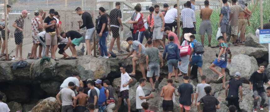 Migranti “sedotti” e abbandonati: Sanchez ne espelle 150 al minuto. Per la sinistra va tutto bene, se a respingere è Pedro