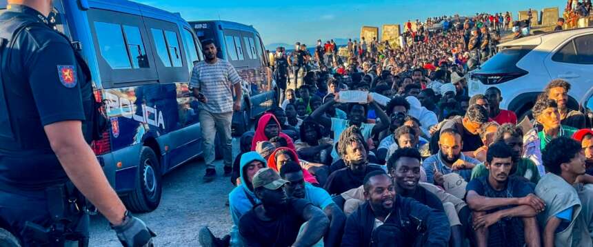 Ferragosto di fuoco a Ceuta, allarme per l’assalto dei migranti. Il Marocco schiera mille uomini al confine