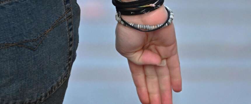 Grazie al segnale anti-violenza la polizia strappa dalle grinfie del patrigno una 14enne che stava per essere violentata