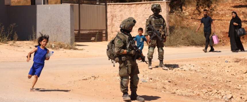 Coloni israeliani assaltano un villaggio in Cisgiordania: espulsi cinque attivisti italiani