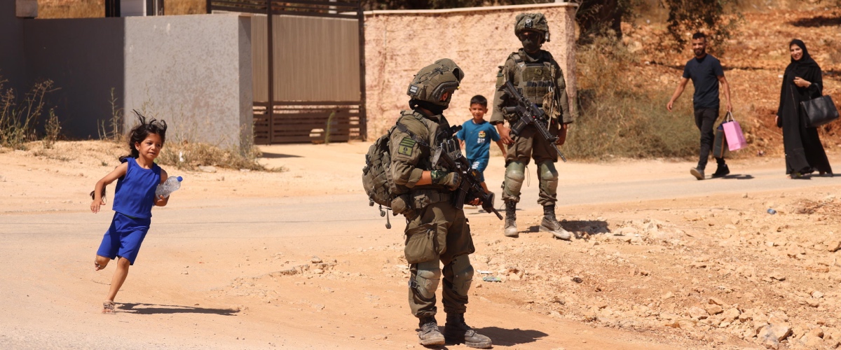 coloni israeliani assaltano un villaggio in cisgiordania espulsi cinque attivisti italiani da Secoloditalia.it coloni israeliani assaltano un villaggio in cisgiordania espulsi cinque attivisti italiani
