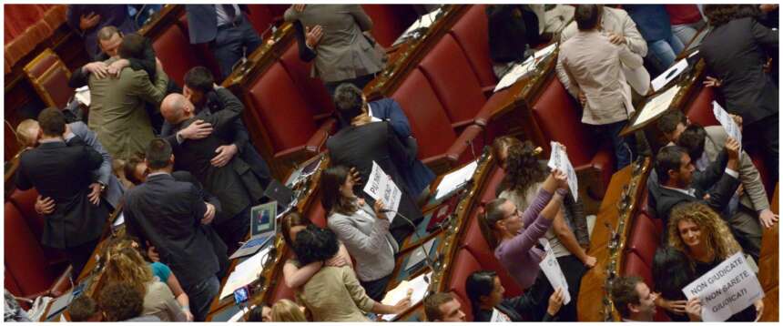 Contrordine grillini: Conte boccia la cultura woke. Ma il M5S  si baciava in aula e sfilava ai Pride
