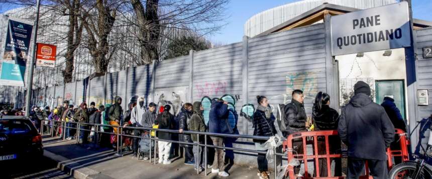 Milano la denuncia di De Corato sulle contraddizioni della città e dell’amministrazione comunale: gente in fila per mangiare a “Pane Quotidiano”