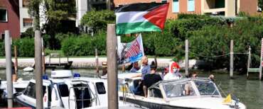 Mostra di Venezia al via, il carrozzone di attori e registi italiani pronti a sfilare al Lido con bandiera e manifesto pro-Pal (come l’anno scorso)