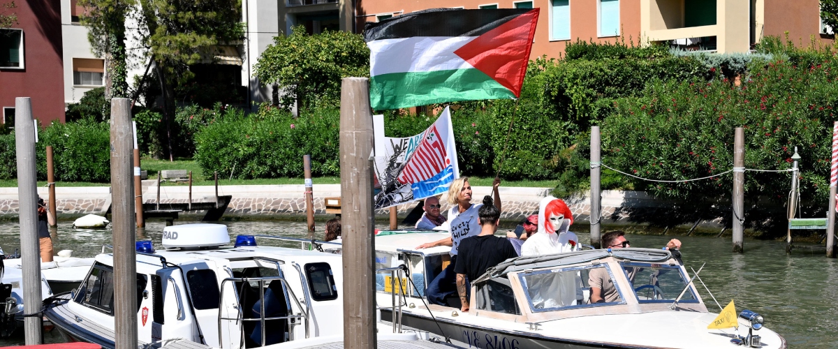 rieccoci il circoletto rosso di attori e registi torna alla carica a venezia col manifesto pro pal in pugno ecco decalogo e firmatari da Secoloditalia.it rieccoci il circoletto rosso di attori e registi torna alla carica a venezia col manifesto pro pal in pugno ecco decalogo e firmatari