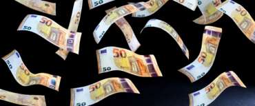 Piovono banconote a Belluno: un senzatetto rovescia in strada una valigetta di biglietti da 50 euro: è giallo