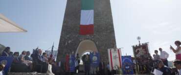 Sant’Anna di Stazzema, giovani antagonisti bloccano il sindaco lucchese di centrodestra. FdI: “Azione intollerabile”