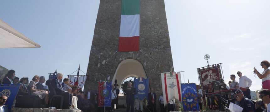 Sant’Anna di Stazzema, giovani antagonisti bloccano il sindaco lucchese di centrodestra. FdI: “Azione intollerabile”